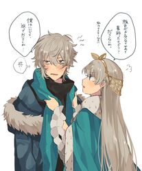  1boy anastasia_(fate) bad_id bad_twitter_id blush cloak commentary_request curly_hair dress eyebrows_hidden_by_hair fate/grand_order fate_(series) female green_eyes grey_hair hair_between_eyes hair_ornament hair_ribbon highres i_(yunyuniraaka) kadoc_zemlupus long_hair looking_at_another ribbon scarf shirt short_hair simple_background thought_bubble translation_request white_background winter_clothes yellow_eyes 