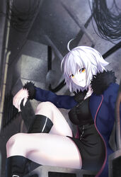  ahoge bad_id bad_pixiv_id black_dress blue_coat boots breasts coat commentary_request concrete dress ductwork fate/grand_order fate_(series) female fur_collar fur_trim grey_background grin highres industrial_pipe jeanne_d&#039;arc_alter_(fate) jeanne_d&#039;arc_alter_(ver._shinjuku_1999)_(fate) jewelry knee_boots large_breasts necklace official_alternate_costume pale_skin short_hair sitting smile solo tsurime white_hair wiring yamada_(yamadadesuyo212) yellow_eyes 