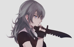  arm_up black_gloves black_shirt blue_eyes byleth_(female)_(fire_emblem) byleth_(fire_emblem) commentary_request female fingerless_gloves fire_emblem fire_emblem:_three_houses from_side gloves grey_background grey_hair hair_between_eyes holding holding_knife holding_weapon knife long_hair looking_away shirt short_sleeves sidelocks simple_background solo upper_body weapon yukiyanagi_raki 