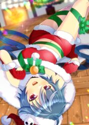  :d blue_hair blurry blurry_background blush bow christmas_tree commentary_request commission crop_top depth_of_field female fireplace fur-trimmed_gloves fur-trimmed_headwear fur-trimmed_shorts fur_trim gloves green_bow grey_hair hair_between_eyes hat idol_corp indoors kou_hiyoyo long_hair lying midriff multicolored_hair navel oerba_yun_fang on_back on_floor red_eyes red_gloves red_hat red_shorts santa_costume santa_hat short_shorts shorts skeb_commission smile solo streaked_hair upside-down very_long_hair virtual_youtuber wooden_floor yuko_yurei 