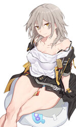  absurdres bare_legs batatata77 between_thighs black_gloves black_jacket breasts cleavage commentary_request crossed_legs feet_out_of_frame female gloves grey_hair hair_between_eyes head_tilt highres honkai:_star_rail honkai_(series) jacket legs looking_at_viewer medium_breasts medium_hair shirt simple_background smile solo stelle_(honkai:_star_rail) thighs toned trailblazer_(honkai:_star_rail) white_shirt yellow_eyes 