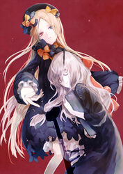  2girls abigail_williams_(fate) bags_under_eyes black_bow black_dress black_hat blonde_hair blue_eyes book bow bug butterfly closed_mouth commentary_request dress fate/grand_order fate_(series) hair_between_eyes hairbow hat head_tilt heterochromia holding holding_book horns hugging_book hugging_object key lavinia_whateley_(fate) long_hair long_sleeves looking_at_viewer multiple_girls nakiha orange_bow outstretched_arm parted_bangs parted_lips polka_dot polka_dot_bow red_background red_eyes single_horn sleeves_past_wrists smile stuffed_animal stuffed_toy teddy_bear very_long_hair white_hair wide-eyed 