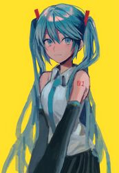  :3 aqua_eyes aqua_hair aqua_necktie bare_shoulders black_skirt black_sleeves commentary detached_sleeves female grey_shirt hair_ornament hatsune_miku highres kineta long_hair looking_at_viewer necktie pleated_skirt shirt shoulder_tattoo skirt sleeveless sleeveless_shirt smile solo tattoo twintails upper_body very_long_hair vocaloid yellow_background 