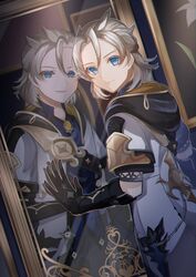  1boy albedo_(genshin_impact) black_gloves blonde_hair blue_eyes commentary_request fantasy genshin_impact gloves hair_between_eyes highres hood hoodie male_focus mirror mirror_twins natsuki_yoru reflection short_sleeves smile solo 