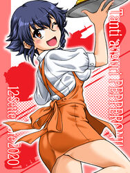  ;d alternate_costume anna_miller apron ass black_hair braid brown_eyes carro_veloce_cv-33 character_name collared_shirt cosplay dated employee_uniform female from_side girls_und_panzer hair_tie highres holding holding_tray italian_text leg_up looking_at_viewer military military_vehicle miniskirt motor_vehicle one_eye_closed oosaka_kanagawa open_mouth orange_apron orange_skirt pepperoni_(girls_und_panzer) red_background shirt short_hair short_sleeves side_braid skirt smile solo standing suspender_skirt suspenders tank translated tray uniform waitress white_shirt 