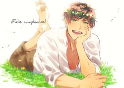  1boy axis_powers_hetalia bad_id bad_pixiv_id barefoot brown_hair brown_pants capri_pants closed_mouth collarbone commentary_request elbow_rest feet full_body grass green_eyes hagimorijia head_wreath highres looking_at_viewer lying male_focus on_stomach pants shirt short_hair simple_background sleeves_rolled_up smile soles solo spain_(hetalia) spanish_text teeth the_pose toes translated white_background white_shirt 