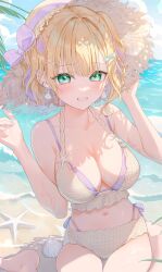  alternate_costume bikini blonde_hair breasts cleavage clenched_teeth collarbone colored_inner_hair commentary_request female green_eyes grin hair_ornament hat highres kinako_(shiratama_mochi) kurumi_noah large_breasts layered_bikini looking_at_viewer multicolored_hair navel outdoors purple_hair seashell shell short_hair sitting smile solo starfish straw_hat swimsuit teeth two-tone_hair virtual_youtuber vspo! wariza x_hair_ornament 