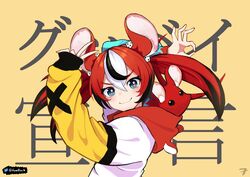  absurdres animal_ear_fluff animal_ears black_hair blue_eyes blush dice_hair_ornament female from_side goodbye_sengen_(vocaloid) hair_ornament hakos_baelz hamllock highres hololive hololive_english hood hoodie looking_at_viewer mouse_(animal) mouse_ears mouse_girl mr._squeaks_(hakos_baelz) multicolored_hair red_hair smile solo v virtual_youtuber white_hair white_hoodie yellow_background 