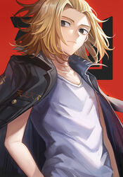  1boy black_eyes black_jacket blonde_hair closed_mouth collarbone commentary_request empty_eyes highres jacket jacket_on_shoulders looking_at_viewer male_focus medium_hair partial_commentary red_background sano_manjirou shirt solo tokyo_revengers tsugutoku upper_body white_shirt 