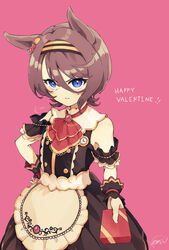  animal_ears apron arm_garter ascot bad_id bad_twitter_id black_dress blue_eyes box brooch brown_hair closed_mouth cosplay dress female gift gift_box hair_between_eyes hair_intakes hair_ornament hairband hand_on_own_hip happy_valentine holding holding_gift horse_ears jewelry looking_at_viewer mafuron mihono_bourbon_(code:glassage)_(umamusume) mihono_bourbon_(umamusume) mihono_bourbon_(umamusume)_(cosplay) narita_taishin_(umamusume) pink_background pocket_watch puff_of_air reaching reaching_towards_viewer scowl short_hair signature simple_background sleeveless sleeveless_dress solo sweatdrop umamusume upper_body v-shaped_eyebrows waist_apron watch wrist_cuffs 