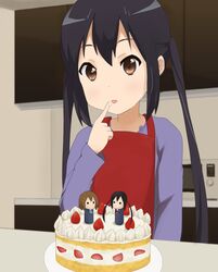  apron black_hair brown_eyes cake commentary_request female figure food highres hirasawa_yui k-on! long_hair nakano_azusa shizupu twintails 