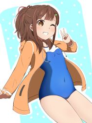  blue_one-piece_swimsuit breasts brown_eyes brown_hair brown_jacket commentary_request covered_navel female funagami_mokyuu grin high_school_fleet highres hood hooded_jacket irizaki_mei jacket one-piece_swimsuit one_eye_closed open_clothes open_jacket ponytail small_breasts smile solo swimsuit swimsuit_under_clothes v yokosuka_girls_marine_high_school_swimsuit 