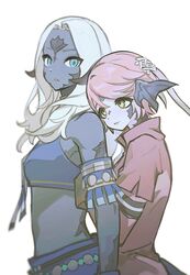  2girls armlet au_ra bare_shoulders black_skin cirina_mol colored_skin detached_sleeves dragon_horns eye_contact final_fantasy final_fantasy_xiv from_side hair_ribbon hands_on_another&#039;s_back highres horns jacket looking_at_another looking_back multiple_girls parted_lips pink_hair pink_jacket ribbon sadu_dotharl scales simple_background sleeveless standing upper_body white_background white_hair wuliu_heihuo 