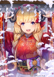  animal_ears blonde_hair bow braid branch commentary_request dated female flower hair_flower hair_ornament hairbow hands_up highres hololive horns japanese_clothes kimono kinoko_(shikimylove) long_hair long_sleeves looking_at_viewer obi official_alternate_hairstyle open_mouth orange_flower print_kimono purple_eyes red_bow red_kimono sash sheep_ears sheep_girl sheep_horns shide signature smile snow solo teeth tsunomaki_watame tsunomaki_watame_(new_year) twin_braids upper_body upper_teeth_only virtual_youtuber 