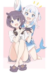  2girls :3 :d arm_up bare_arms bare_legs barefoot blue_eyes blue_hair blunt_bangs commentary controller crossed_ankles fins fish_tail full_body game_controller gawr_gura gawr_gura_(1st_costume) hair_ornament hairclip happy headphones headphones_around_neck highres holding holding_controller holding_game_controller hololive hololive_english kneeling long_sleeves looking_at_viewer mixed-language_commentary mole mole_under_eye multicolored_hair multiple_girls ninomae_ina&#039;nis ninomae_ina&#039;nis_(loungewear) o_kudake official_alternate_costume official_alternate_hair_length official_alternate_hairstyle open_mouth pink_background playing_games pointy_ears shark_tail sharp_teeth shirt short_hair short_sleeves simple_background sitting slippers smile streaked_hair t-shirt tail takodachi_(ninomae_ina&#039;nis) teeth two-tone_hair two_side_up virtual_youtuber white_hair white_shirt wide_sleeves 