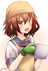  adapted_costume alternate_sleeve_length anchor_symbol apron bandana blue_sailor_collar brown_hair commentary_request female gradient_background hair_ornament hairclip highres ikazuchi_(kancolle) kamijou_sadame kantai_collection looking_at_viewer neckerchief oerba_yun_fang one-hour_drawing_challenge open_mouth oven_mitts pot red_neckerchief sailor_collar school_uniform serafuku short_hair skin_fang smile solo upper_body white_background yellow_apron 