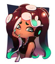  \n/ artist_name black_hair black_shirt blurry blurry_background cephalopod_eyes commentary coula_cat crop_top cropped_torso dark_skin female fingerless_gloves gloves gradient_hair green_eyes green_hair hand_on_own_face headphones iida_(splatoon) light_smile lips long_hair looking_at_viewer makeup mascara mole mole_under_mouth multicolored multicolored_hair multicolored_skin octarian outside_border parted_lips pink_pupils pointy_ears shirt signature sleeveless sleeveless_shirt solo splatoon_(series) splatoon_2 suction_cups tentacle_hair upper_body zipper zipper_pull_tab 