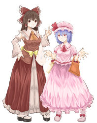  2girls ascot bag black_footwear blush bow breasts brown_eyes brown_hair closed_mouth commentary_request cookie_(touhou) detached_sleeves expressionless footwear_bow frilled_bow frilled_hair_tubes frilled_shirt_collar frilled_skirt frills full_body haiperion_buzan hair_between_eyes hair_tubes hairbow hakurei_reimu hand_on_own_hip hat hat_ribbon highres kanna_(cookie) long_skirt looking_at_viewer medium_breasts mob_cap multiple_girls pink_shirt pink_skirt puffy_short_sleeves puffy_sleeves purple_hair red_ascot red_bow red_eyes red_ribbon red_shirt red_skirt remilia_scarlet ribbon ribbon_trim sakura_(cookie) sandals shirt short_hair short_sleeves simple_background skirt sleeveless sleeveless_shirt small_breasts smile socks standing touhou w white_background white_sleeves white_socks wrist_cuffs yellow_ascot yellow_bow zouri 