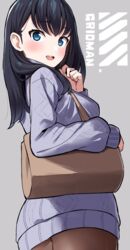  absurdres bag black_hair blue_eyes blush breasts commentary_request dress female grey_background grey_sweater gridman_universe highres holding holding_bag long_hair long_sleeves looking_at_viewer medium_breasts open_mouth pantyhose partial_commentary ribbed_sweater smile solo ssss.gridman sweater sweater_dress takarada_rikka totoki86 turtleneck turtleneck_sweater 