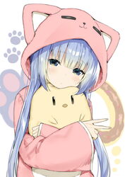  animal_ears animal_hood azur_lane baozi bird blue_eyes blue_hair cat_hood chick closed_mouth commentary_request fake_animal_ears female food highres hood hoodie hug long_hair long_sleeves looking_at_viewer manjuu_(azur_lane) official_alternate_costume paw_print paw_print_background sky-freedom solo upper_body v vincennes_(azur_lane) vincennes_(sweet_dreams)_(azur_lane) white_background 