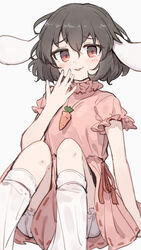  animal_ears arm_support black_hair bloomers blush carrot_necklace dress feet_out_of_frame female floppy_ears frills furrowed_brow hand_up highres inaba_tewi jewelry knees_up looking_at_viewer necklace parted_lips petite pink_dress puffy_short_sleeves puffy_sleeves rabbit_ears red_eyes shone short_hair short_sleeves simple_background sitting solo touhou white_background 