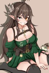  ahoge black_thighhighs breasts brown_corset brown_feathers brown_hair cleavage commentary corset dress english_commentary feather_hair_ornament feathers female green_dress grey_eyes grin hair_between_eyes hair_ornament heterochromia highres indie_virtual_youtuber jewelry kumi_(vtuber) large_breasts long_hair looking_at_viewer necklace orange_eyes pointy_ears pouch scar scar_across_eye scar_on_face sitting smile solo thighhighs thighs tinglerotunda virtual_youtuber 