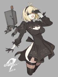  2025 2b_(nier:automata) 2b_(nier:automata)_(cosplay) absurdres antenna_hair arcueid_brunestud ass black_dress black_gloves black_hairband black_thighhighs blindfold blindfold_lift blonde_hair boots breasts cleavage_cutout clothing_cutout cosplay crossed_legs dress feather-trimmed_sleeves feather_trim female gloves grey_background hairband highleg highres jonyeld juliet_sleeves large_breasts long_sleeves looking_at_viewer medium_hair nier:automata nier_(series) open_mouth puffy_sleeves red_eyes robot side_cutout simple_background smile thigh_boots thighhighs tsukihime turtleneck 