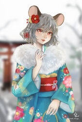  alternate_costume alternate_hairstyle animal_ears bare_tree blue_kimono blurry blurry_background braid commentary_request cowboy_shot day depth_of_field female floral_print flower fur_scarf grey_hair hair_between_eyes hair_flower hair_ornament hand_on_own_chest head_tilt highres hoshiringo0902 japanese_clothes kimono light_smile lips looking_at_viewer mouse_ears nazrin new_year obi outdoors parted_lips red_eyes sash short_hair side_braid signature solo standing standing_on_one_leg thick_eyebrows torii touhou tree twitter_username 