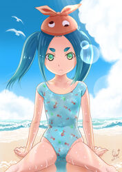  animal_print aqua_hair aqua_one-piece_swimsuit beach bird blue_sky casual_one-piece_swimsuit cloud day female fish_print googly_eyes green_eyes horizon huumoon lens_flare looking_at_viewer monogatari_(series) ocean one-piece_swimsuit ononoki_yotsugi orange_headwear outdoors seagull short_sleeves sky solo swimsuit twintails wet wet_clothes wet_swimsuit 