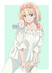  anarchy_ptck bad_id bad_twitter_id blonde_hair border bow collarbone female frilled_shirt frills green_background hairbow highres looking_at_viewer lycoris_recoil nishikigi_chisato outside_border own_hands_together pants pink_bow polka_dot polka_dot_background red_eyes shirt short_hair sleeveless sleeveless_shirt solo standing twitter_username white_border white_pants 