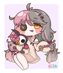  ahoge barefoot barong_(trickcal) black_hair bow button_eyes buttons chibi commentary_request dress eyepatch female hair_ornament hairclip highres multicolored_hair open_mouth parallel_hairclips pink_hair purple_bow simple_background sleeves_past_fingers sleeves_past_wrists solo streaked_hair stuffed_toy suwa_yasai trickcal twintails two-tone_hair yellow_dress yellow_eyes 