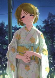  absurdres brown_hair closed_mouth commentary cotton_candy female fingernails floral_print flower food food_on_face hair_flower hair_ornament head_tilt highres japanese_clothes kimono koizumi_hanayo long_sleeves love_live! love_live!_school_idol_project night night_sky outdoors print_kimono purple_eyes short_hair sky smile solo star_(sky) starry_sky turbo_engine_(rakugaki_tabo) white_kimono wide_sleeves yukata 