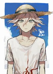  1boy absurdres arms_at_sides bangs blue_sky border collarbone commentary_request danganronpa day green_eyes grey_eyes grey_hair hair_between_eyes hat highres komaeda_nagito looking_at_viewer male_focus postal_mark_(tsu_qq) print_shirt shirt short_hair short_sleeves sky solo straw_hat sun_hat super_danganronpa_2 sweat translation_request upper_body white_border white_hair white_shirt 