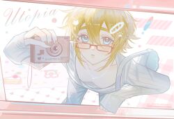  1boy absurdres alternate_costume aotu_world bag bent_over bespectacled bishounen blonde_hair blue_eyes blush camera character_name chinese_commentary collarbone denim downblouse english_text eyelashes glasses hair_between_eyes hair_ornament hairclip hand_up highres holding holding_camera jeans jewelry king_(aotu_world) leaning_forward long_sleeves looking_at_viewer male_focus nail_polish necklace pants parted_lips pink_nails plutoray pointy_ears red-framed_eyewear short_hair shoulder_bag sleeves_past_wrists solo sparkle sweater trap white_sweater 