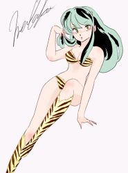 animal_print aqua_hair bikini boots breasts commentary cone_horns female full_body highres horns knee_boots long_hair looking_at_viewer lum mendako_da navel pointy_ears print_bikini print_boots sidelocks signature solo swimsuit tiger_print urusei_yatsura 