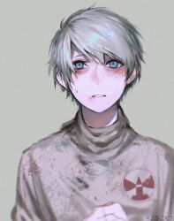  1boy 23i2ko bags_under_eyes blood blood_on_clothes blood_on_face blue_eyes constricted_pupils dirty dirty_clothes grey_background hand_up leslie_withers looking_at_viewer male_focus shirt short_hair simple_background solo sweatdrop the_evil_within white_hair white_shirt 