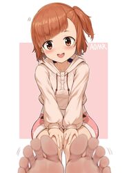  alice_gear_aegis aomoro artist_name barefoot blurry blurry_foreground blush border brown_eyes brown_hair brown_hoodie character_request commentary copyright_request depth_of_field feet female foot_focus foreshortening hands_on_own_thighs high-waist_shorts highres hood hood_down hoodie kasugaoka_moe legs_together long_sleeves looking_at_viewer medium_hair motion_lines on_ground one_side_up open_mouth parted_bangs pink_background pink_shorts shorts sitting smile soles solo symbol-only_commentary teeth toes upper_teeth_only white_border 