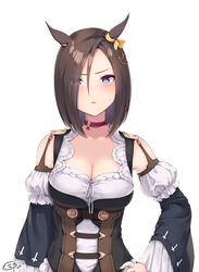  air_groove_(umamusume) animal_ears blue_eyes blush bob_cut breasts brown_hair choker cleavage commentary_request cosplay detached_sleeves ear_ornament eishin_flash_(umamusume) eishin_flash_(umamusume)_(cosplay) eyes_visible_through_hair female hair_over_one_eye hand_on_own_hip highres horse_ears horse_girl kin&#039;iro_dojo long_sleeves looking_at_viewer md5_mismatch medium_breasts medium_hair parted_lips partial_commentary resolution_mismatch shoulder_strap signature simple_background solo source_larger umamusume upper_body white_background 