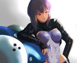  absurdres black_gloves breasts covered_navel female fingerless_gloves ghost_in_the_shell gloves highres kusanagi_motoko leaning_on_object leaning_to_the_side leotard medium_breasts poporun solo strapless strapless_leotard tachikoma white_background white_leotard 