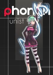  arm_up character_name choker commentary commission cropped_jacket female full_body green_eyes green_hair hand_on_own_hip headphones high_heels highres meuniel pants phonon_(under_night_in-birth) sagta_panggang smile solo striped_clothes striped_pants under_night_in-birth under_night_in-birth_exe:late[st] 