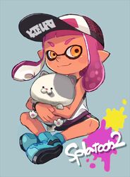  bad_id bad_pixiv_id bangs baseball_cap bike_shorts black_shorts blue_background blunt_bangs bracelet closed_mouth copyright_name dark_skin domino_mask full_body hat holding indian_style inkling inkling_(language) jewelry kojajji-kun_(splatoon) looking_at_viewer mask orange_eyes paint_splatter pink_hair pointy_ears print_hat riko_(sorube) shirt short_hair shorts simple_background single_vertical_stripe sitting sleeveless sleeveless_shirt smile solo splatoon_(series) splatoon_2 stuffed_animal stuffed_cat stuffed_toy tentacle_hair white_shirt 