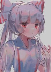  bow commentary_request female fujiwara_no_mokou grey_background hairbow highres ijen_(ljenejl) long_hair looking_at_viewer red_eyes shirt short_sleeves solo suspenders touhou very_long_hair white_hair white_shirt 