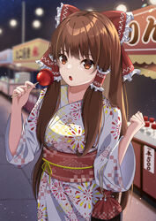  absurdres blurry blurry_background bow brown_eyes brown_hair candy commentary_request concrete cowboy_shot curled_fingers female fireworks_print food food_stand frills hair_ornament hair_tubes hakurei_reimu highres holding japanese_clothes kimono kinchaku long_bangs long_hair long_sleeves mira_bluesky3 night open_mouth outdoors pouch sash sayagata seigaiha solo sparkle standing summer_festival touhou wide_sleeves yukata 