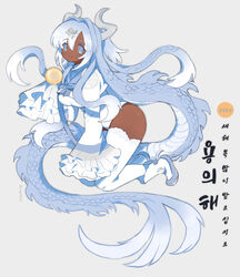  2024 absurdly_long_hair artist_name blue_eyes blue_footwear blue_hair chinese_zodiac closed_mouth dark-skinned_female dark_skin dated dragon_girl dragon_horns dragon_tail female frilled_sleeves frills full_body gradient_hair grey_background hair_intakes hair_ornament hand_up happy_new_year holding_orb horns kneeling korean_text lace_trim lapithai long_hair long_sleeves looking_at_viewer multicolored_hair new_year orb original scales shoes sidelocks simple_background smile solo tail thighhighs translation_request twitter_username very_long_hair white_background white_hair white_thighhighs year_of_the_dragon zettai_ryouiki 