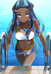  armlet belly_chain bike_shorts blue_eyeshadow blush breasts closed_mouth collarbone crop_top dark-skinned_female dark_skin earclip earrings eyelashes eyeshadow female green_eyes highres holding hoop_earrings jewelry long_hair looking_at_viewer makeup midriff multicolored_hair navel necklace nessa_(pokemon) pokemon pokemon_swsh pool pool_ladder setta_shu sidelocks smile solo sports_bra two-tone_hair water wet 