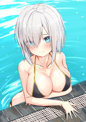  absurdres aqua_eyes ars_almal bikini black_bikini blush breasts butt_crack cleavage closed_mouth female grey_hair hair_over_one_eye halterneck highres large_breasts looking_at_viewer nijisanji outdoors pool short_hair solo string_bikini swimsuit virtual_youtuber wading water wet yotsugi 