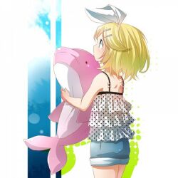  bare_arms bare_shoulders blonde_hair blue_shorts bow camisole casual cowboy_shot female hair_ornament hairband hairclip holding jpeg_artifacts kagamine_rin looking_away looking_up outstretched_hand ribbon short_hair shorts solo spaghetti_strap stuffed_animal stuffed_dolphin stuffed_toy tsujiori vocaloid white_ribbon 