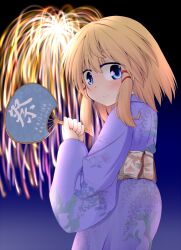  aerial_fireworks blonde_hair blue_eyes blue_kimono commentary_request female fireworks hand_fan japanese_clothes kimono moriya_suwako no_headwear paper_fan short_hair sidelocks smile solo touhou tsunsuki_(naobe009) uchiwa yukata 