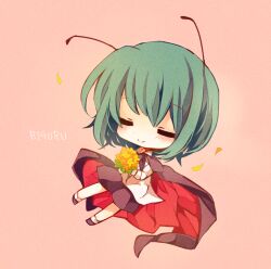  =_= antennae bad_id bad_pixiv_id blush bouquet cape character_name closed_eyes commentary_request female flower green_hair long_sleeves petals romaji_text short_hair smile solo touhou wriggle_nightbug yukimiya_(parupunta) 