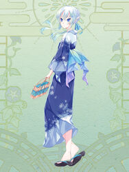  bag blue_eyes blue_kimono blue_ribbon dairoku_ryouhei female full_body green_background hair_ribbon handbag japanese_clothes kimono looking_at_viewer neju_laurent pointy_ears ribbon sandals shiotani sidelocks simple_background snowflake_print solo standing white_hair wide_sleeves yukata 